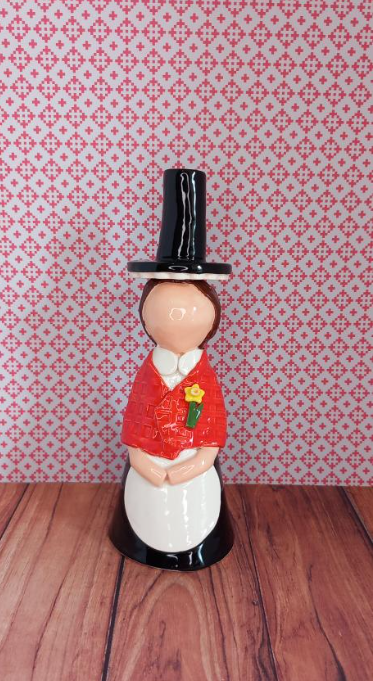 Welsh lady with hat & daffodil brooch