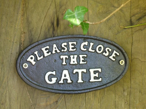 Close The Gate Cast Iron Sign